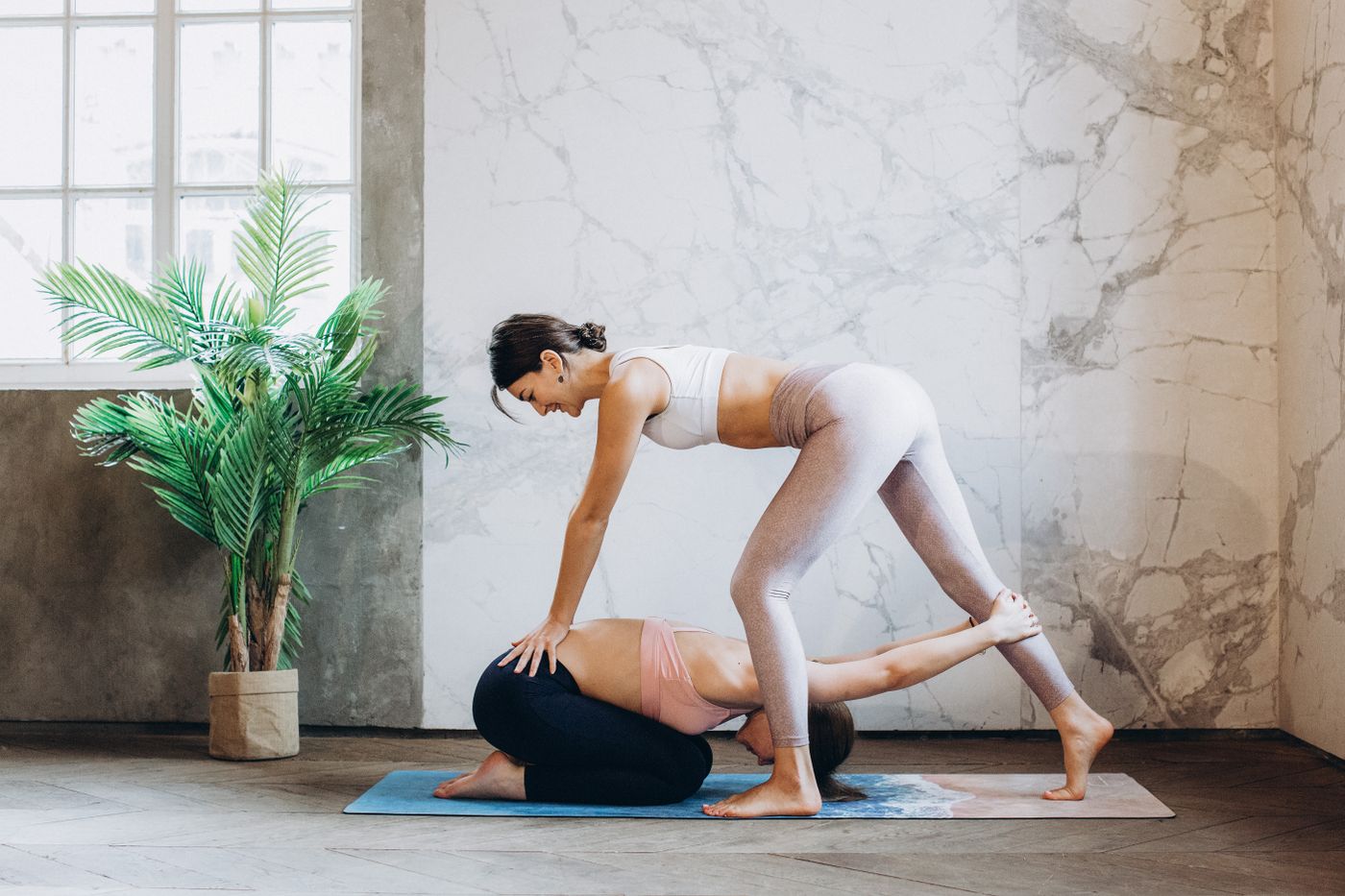 Gruppenpraxis im hellen YogafinaFlow Studio