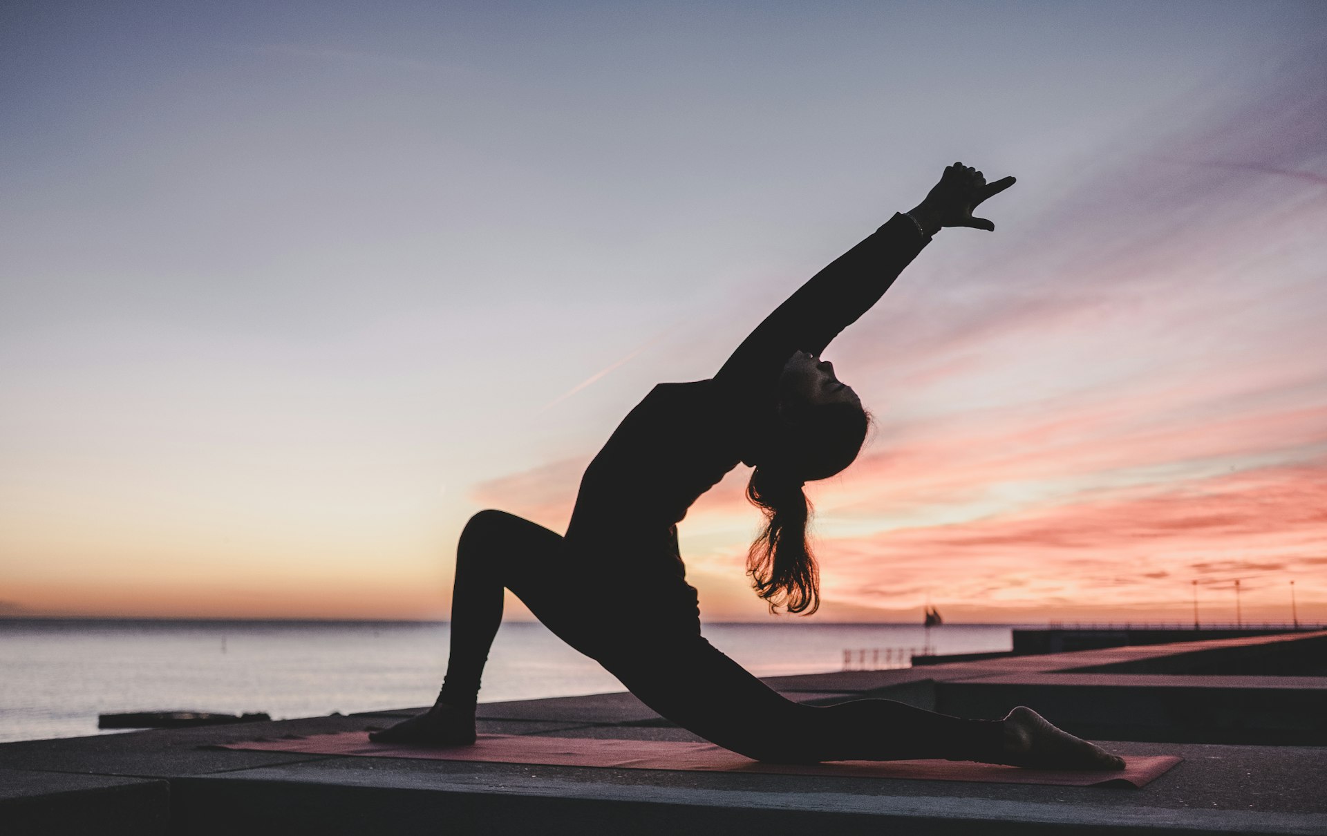 Yoga im Abendlicht bei YogafinaFlow in Wagrein